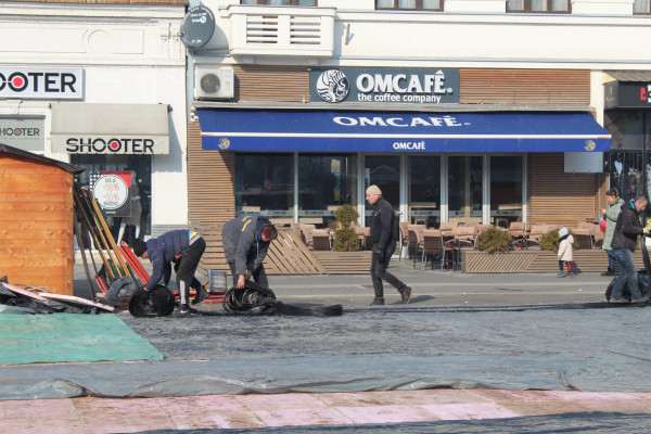 U toku postavljanje klizališta u Bijeljini /FOTO/