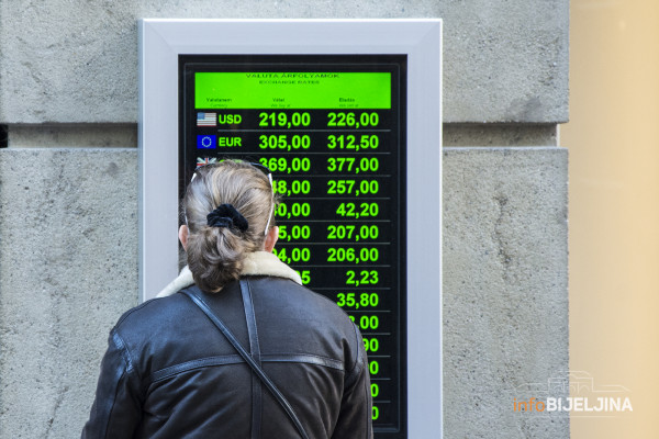 Zašto sve veći broj ljudi povlači novac iz švajcarskih banaka?