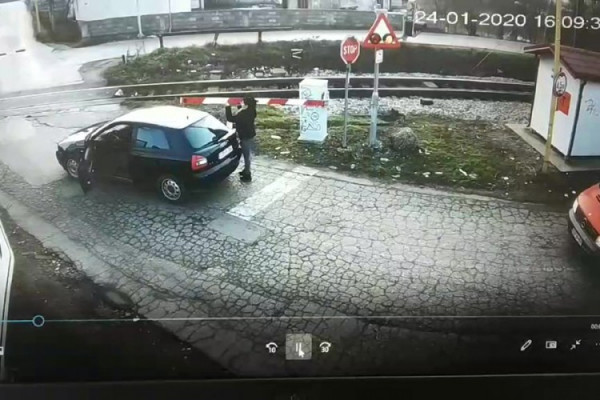 Bahato ponašanje: Uništila rampu na pružnom prelazu Vrbanja
