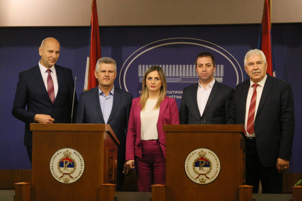TRAŽE MINISTARSKA MJESTA I BROJNE JAVNE FUNKCIJE Na spisku i ustanove iz Bijeljine