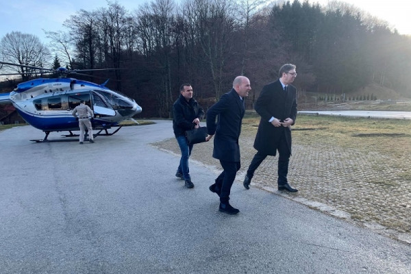 Vučićev helikopter zbog vremena naglo promijenio pravac kretanja