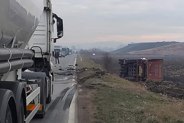 Kamion se prevrnuo nakon sudara s autom, povrijeđena žena