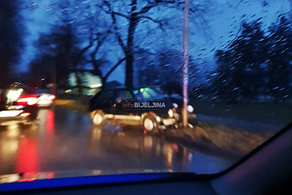 SAOBRAĆAJNA NEZGODA U BIJELJINI Golfom udario u banderu, policija vrši uviđaj