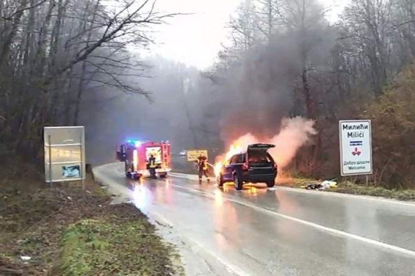 Auto se zapalio usred vožnje