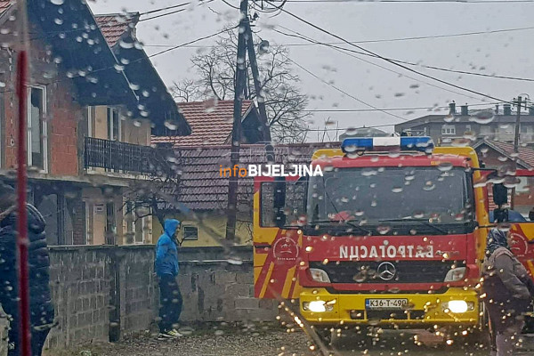 Gori kuća u Bijeljini, vatrogasci na terenu /FOTO/