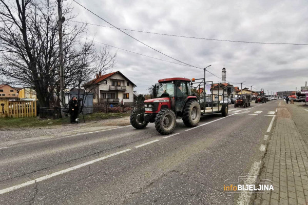 TRAKTORIMA PRED SJEDIŠTE FIRME Poljoprivrednici protiv UIO i gušenja domaće proizvodnje /FOTO/