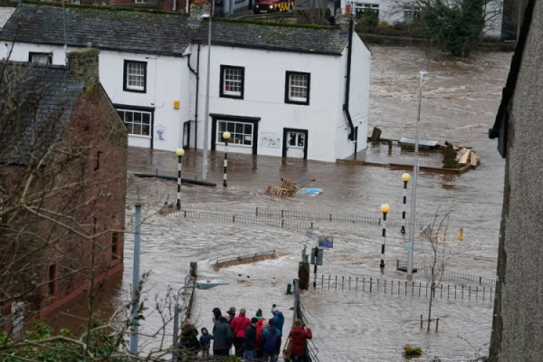 Oluja hara evropom, poremeđen saobraćaj, hiljade ljudi bez struje