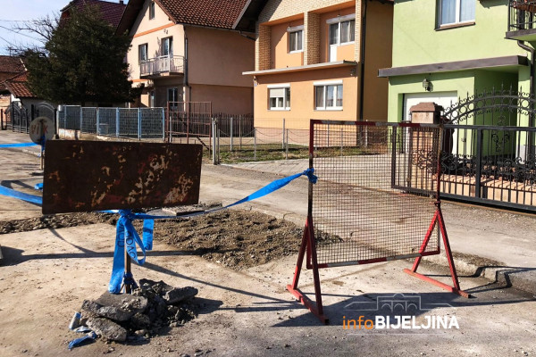 KAZNA 300 MARAKA: Bijeljinka istresla pepeo u kanalizaciju, istopila cijevi