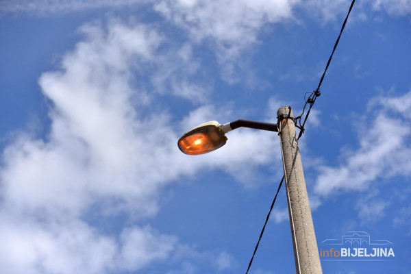 U 13 saobraćajnih nezgoda stradale ulične svjetiljke u Bijeljini