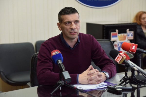 Produžiti posebni kolektivni ugovor na godinu dana i povećati plate