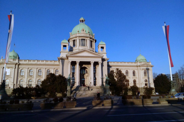 Zastave Srpske i Srbije ispred Skupštine u Beogradu /FOTO/