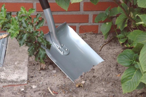 Lopovi iz kuće u Doboju ukrali gume, lopate i kantu