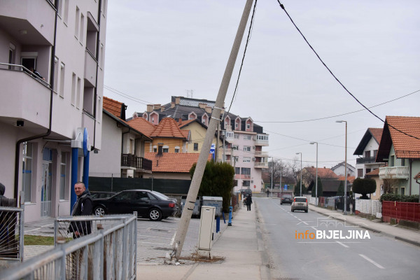 Kamionom udario u banderu, isključio struju u naselju /FOTO/