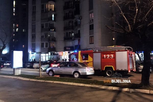 Bijeljina: Iz stana u soliteru prodire dim, u toku intervencija vatrogasaca /FOTO/