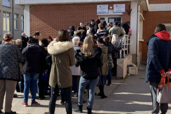 VELIKE GUŽVE ISPRED FZO U BIJELJINI Građani ogorčeni – tretiraju nas kao stoku!