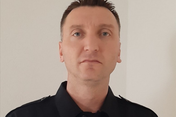 Policajac pronašao žensku torbu i vratio vlasnici