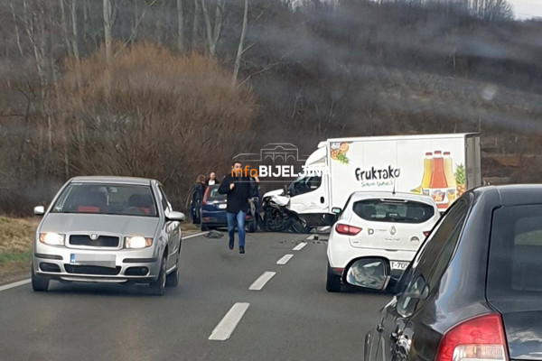 Udes kod Ugljevika, obustavljen saobraćaj prema Tuzli