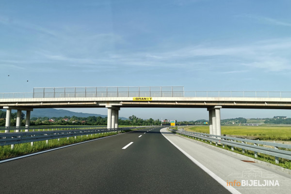 Na autoputu kod Prnjavora vozila prolaze preticajnom trakom