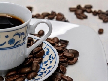 Kafa može oslabiti dejstvo antibiotika: nova studija otkriva uticaj kofeina na bakterije