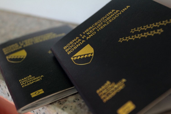Ko nije vratio diplomatski pasoš?