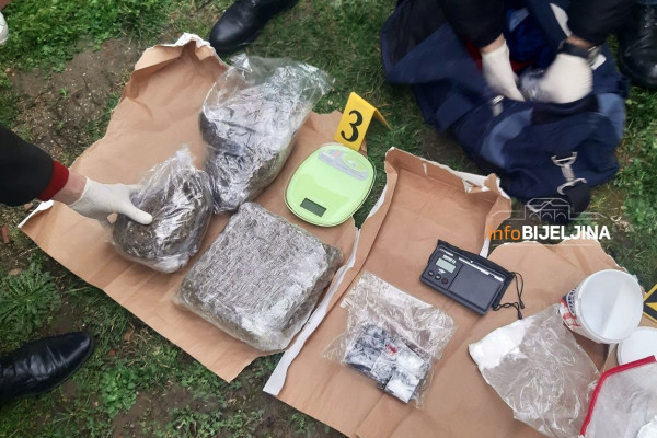 Bijeljina: Akcija policije, dva lica uhapšena, pronađena droga /FOTO/