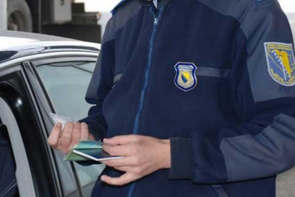 Detalji hapšenja graničnih policajaca u Brodu: Za novac puštali strance i državljane BiH da nezakonito pređu granicu