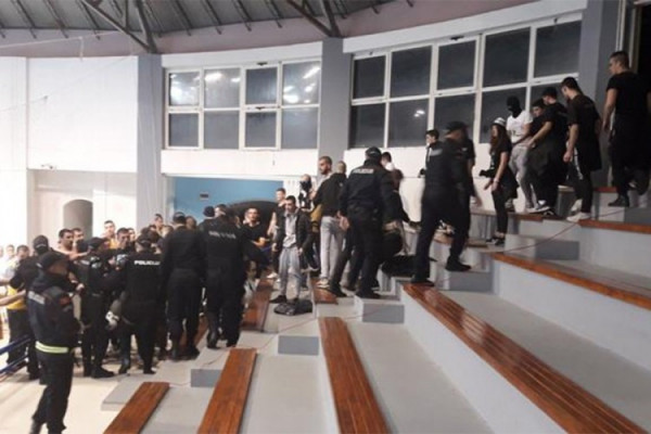 U Budvi povrijeđen policajac, privedeno 25 navijača Partizana