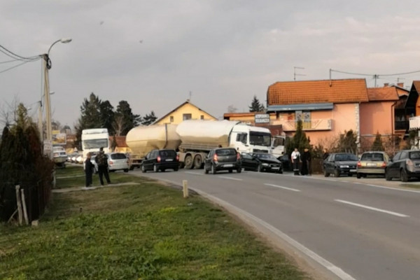Dvorovi: Sudar cisterne i auta, saobraćaj otežan