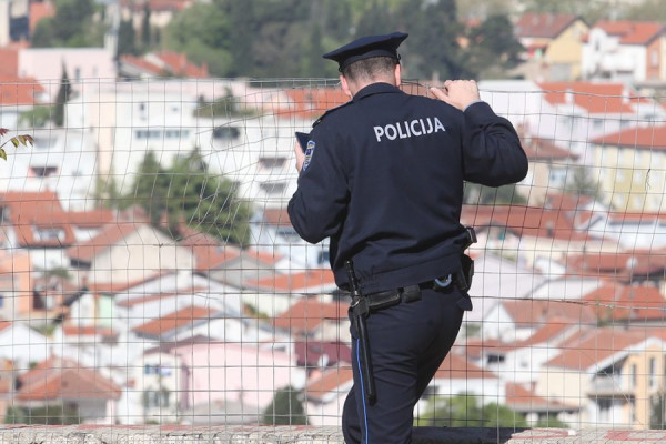 Policija u Tuzli provjerava osobe u izolaciji