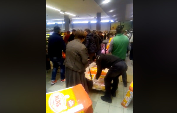 Strašna scena u Tuzli: Paleta brašna nestaje za 20 sekundi (VIDEO)