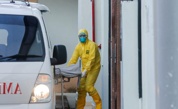 Preminuo muškarac koji je prijetio da će raširiti virus