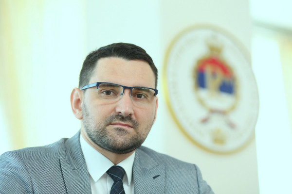 MINISTAR ZARAŽEN U KAFIĆU Klokićev sekretar pozitivan na virus korona, u izolaciji i službenici ministarstva