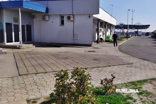 Vozači kamiona se više ne grupišu na graničnom prelazu Rača /FOTO/
