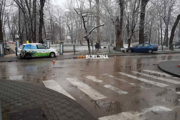 Sudar u centru Bijeljine, jedan automobil završio u gradskom parku /FOTO