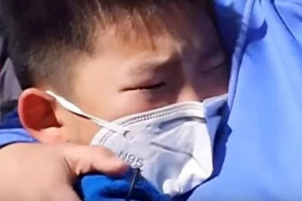VIDEO KOJI JE RAZNJEŽIO SVIJET: Sin ugledao majku nakon 29 dana izolacije