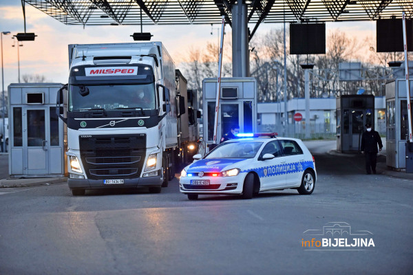 STIŽE POMOĆ IZ SRBIJE Prvi kontingent prešao granicu u Rači, večeras u Banjaluci /FOTO/