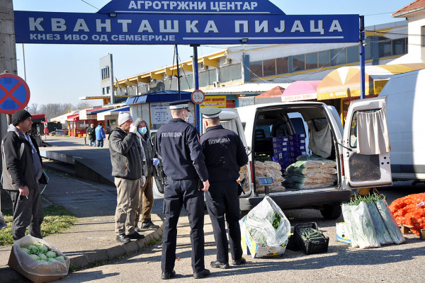 Bijeljina: Tezge „preselili“ ispred ulaza u pijacu, policija ih upozorila da zbog zabrane ne mogu prodavati robu
