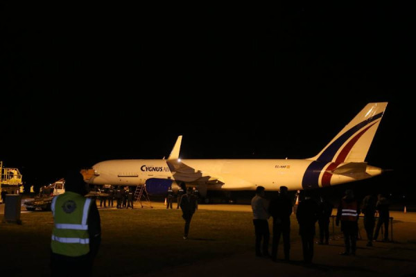 Na banjalučki aerodrom stigao prvi avion sa opremom za mobilnu bolnicu