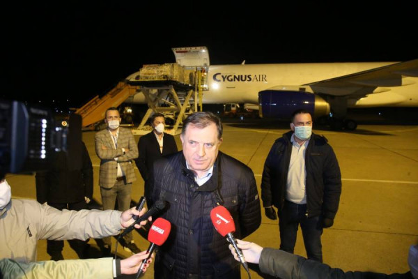 “PRIPREMAMO SE ZA EKSPANZIJU VIRUSA” Dodik dočekao avion sa dijelovima za bolnicu
