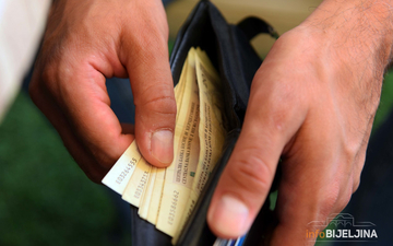 Uvesti NOVI SISTEM PLATA u Srpskoj: Minimalac prima čak 70.000 radnika