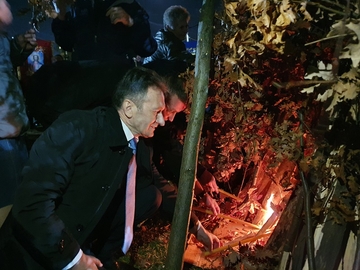 Načelnik naložio badnjak: Ugljevičani čekaju Božić u porti hrama Svete Petke Paraskeve