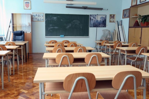 Đaci se neće vraćati u klupe