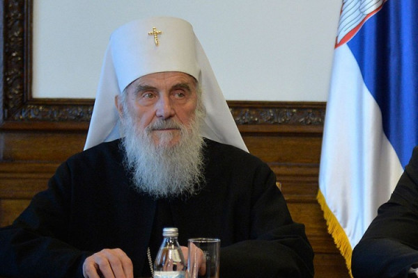 Irinej: Možemo se Bogu moliti i u svom domu, poštujte struku