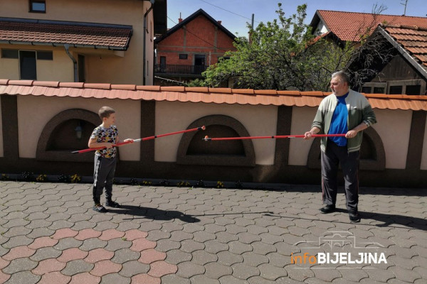 Vaskrs u doba korone: Bijeljinci na nesvakidašnji način provjerili čije je jaje tvrđe /FOTO/