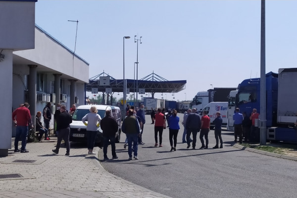 Špediteri na Rači tročasovnom obustavom rada iskazali protest /FOTO/