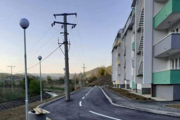 Fotografija iz Tuzle postala regionalni hit: Stub "završio" nasred puta