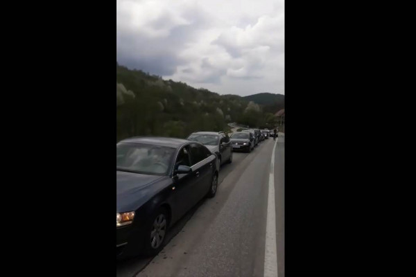 Velika kolona ispred benzinske pumpe u Travniku zbog niske cijene goriva (VIDEO)