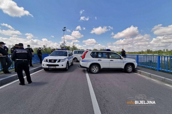 POLJOPRIVREDNICI PONOVO PROTESTUJU Blokada na graničnom prelazu Pavlović most /FOTO/