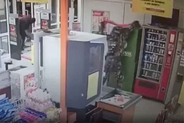 Za samo 20 sekundi ukrali bankomat i to pred radnicima (VIDEO)