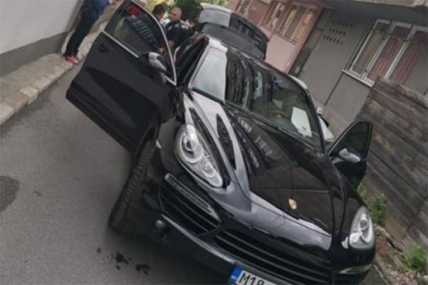 Bježao poršeom, potegao pištolj na policiju